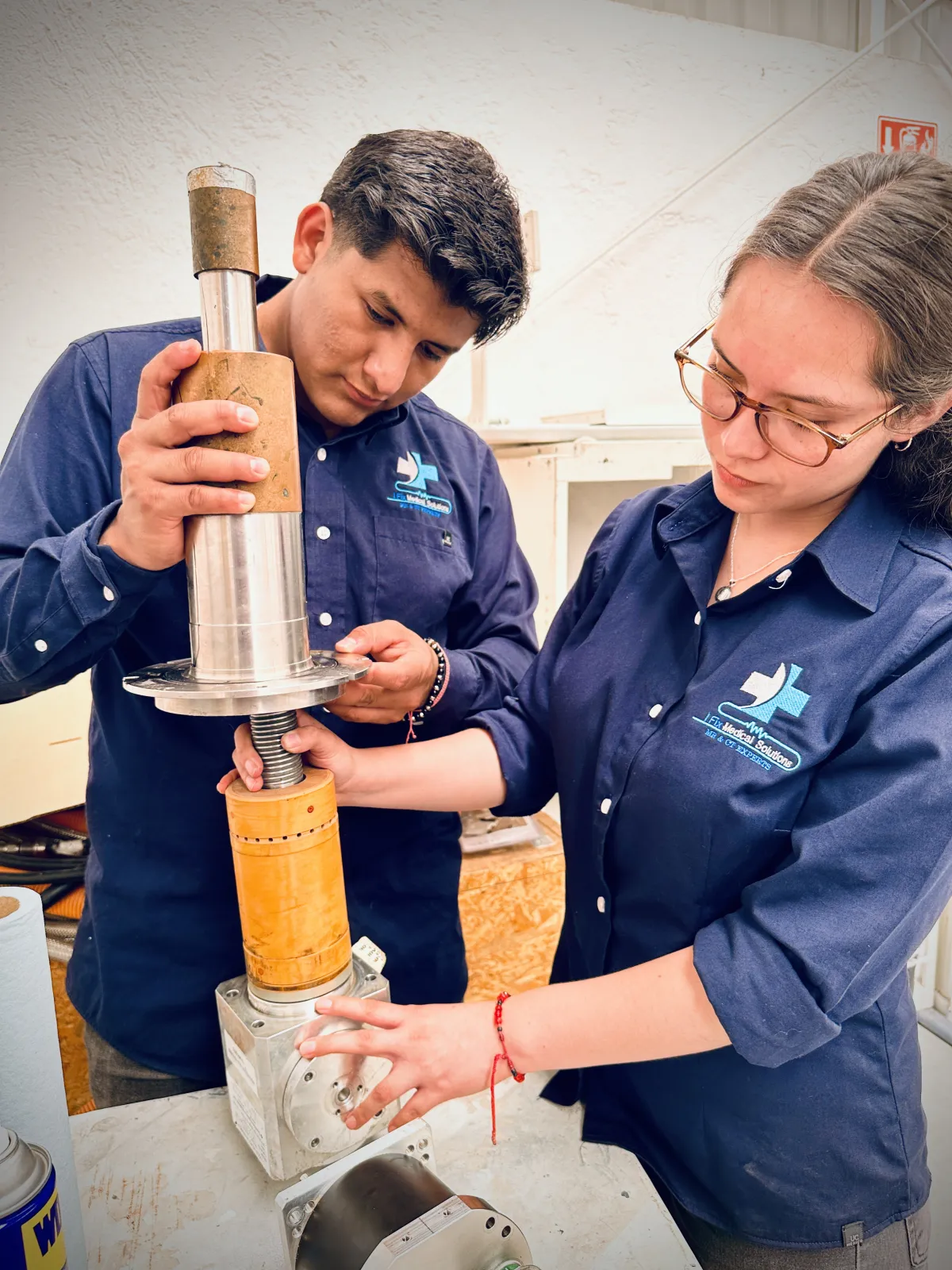 Ingenieros de iFix inspeccionando un componente de equipo médico