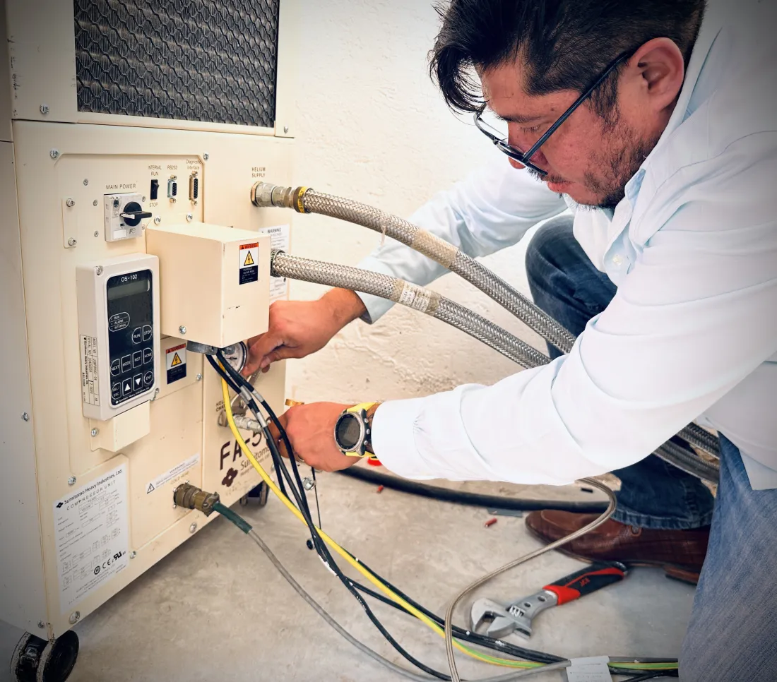 Ingeniero de iFix dando servicio al compresor de helio de una resonancia magnética
