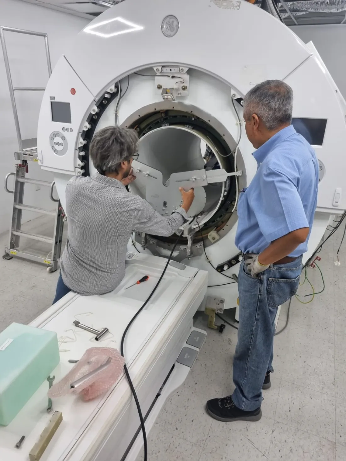 Ingenieros de iFix Medical Solutions dando servicio a un escáner GE